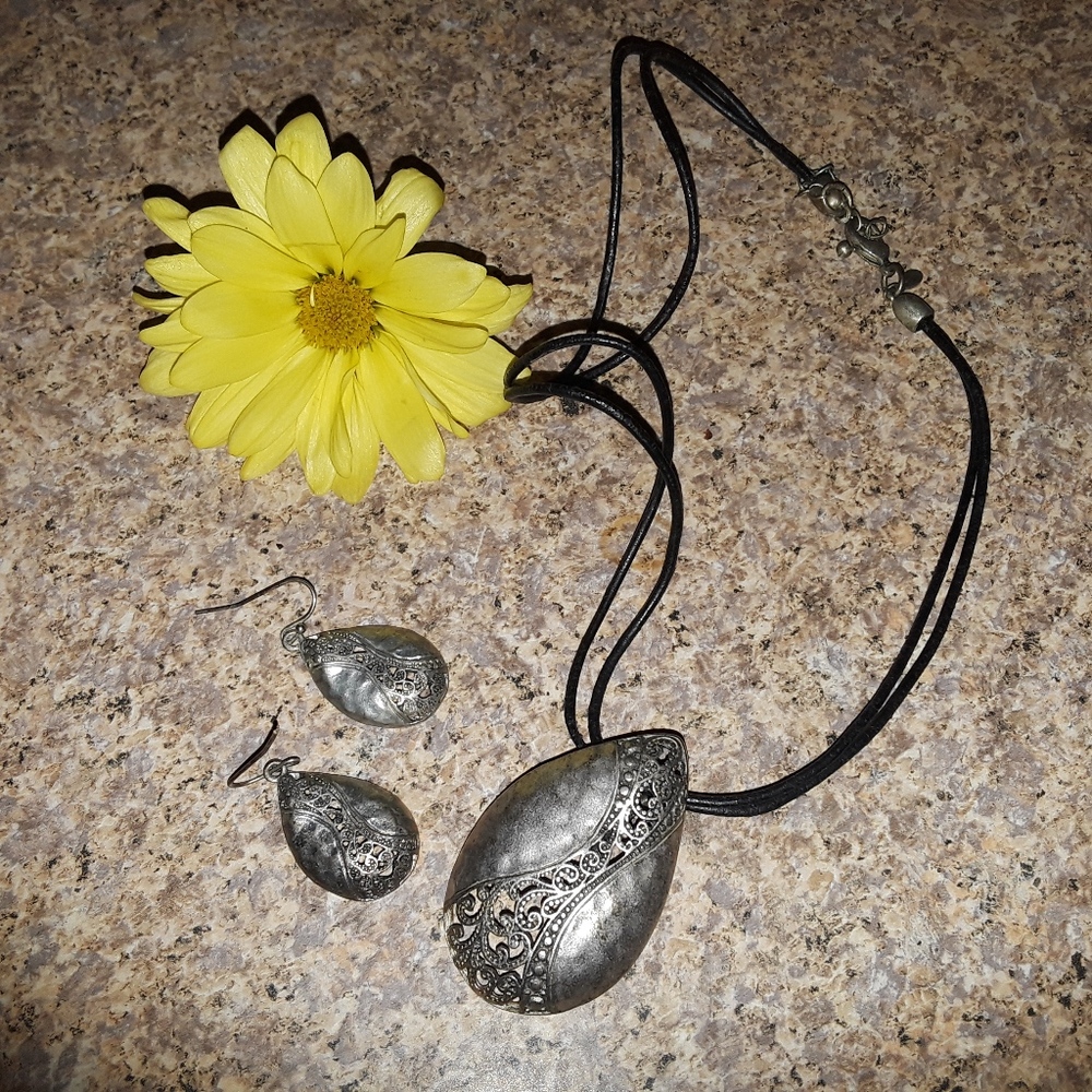 Premier Designs Necklace and Earrings Set